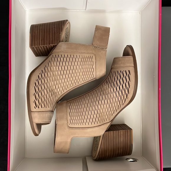 Vince Camuto, peep toe bootie, size 7 - Picture 5 of 6